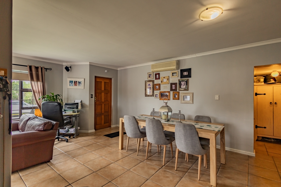 3 Bedroom Property for Sale in Uitzicht Western Cape
